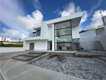 CASA DE LUJO EN PREVENTA EN URBANIZACIÓN CIUDAD DEL MAR - MANTA