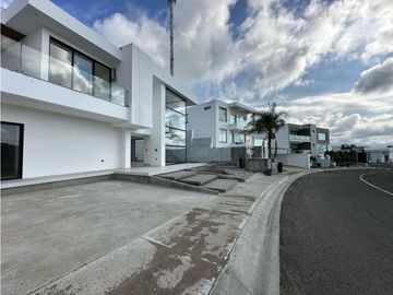CASA DE LUJO EN PREVENTA EN URBANIZACIÓN CIUDAD DEL MAR - MANTA