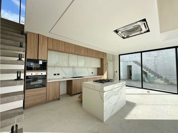 CASA DE LUJO EN PREVENTA EN URBANIZACIÓN CIUDAD DEL MAR - MANTA
