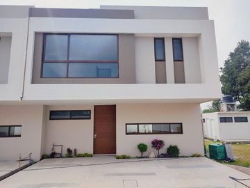 VENTA DE CASA MODELO MALAUI EN RESIDENCIAL PASEO JURICA EN METEPEC