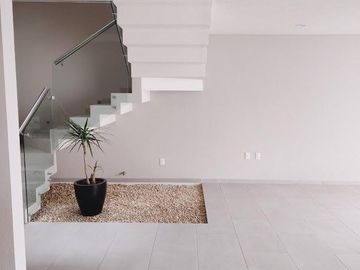 VENTA DE CASA MODELO MALAUI EN RESIDENCIAL PASEO JURICA EN METEPEC