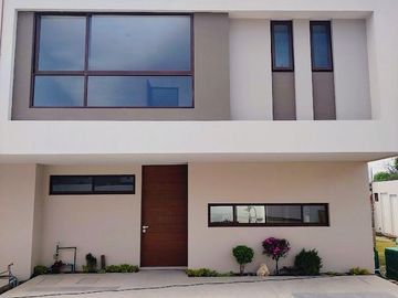 VENTA DE CASA MODELO MALAUI EN RESIDENCIAL PASEO JURICA EN METEPEC