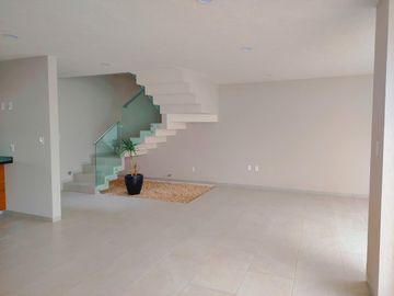 VENTA DE CASA MODELO MALAUI EN RESIDENCIAL PASEO JURICA EN METEPEC