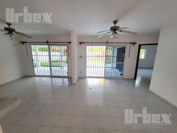 CASA EN VENTA DE 4 RECAMARAS EN FRACC. LAS QUINTAS, CAMPECHE.