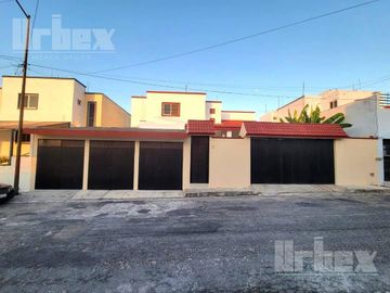 CASA EN VENTA DE 4 RECAMARAS EN FRACC. LAS QUINTAS, CAMPECHE.
