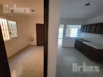 CASA EN VENTA DE 4 RECAMARAS EN FRACC. LAS QUINTAS, CAMPECHE.