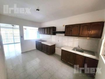 CASA EN VENTA DE 4 RECAMARAS EN FRACC. LAS QUINTAS, CAMPECHE.