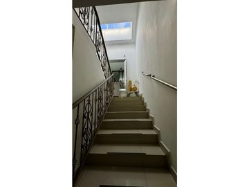 VENTA  DE CASA DUPLEX CON BALCON EN ZONA EXCLUSIVA ALTOS DEL GOLF
