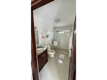 VENTA  DE CASA DUPLEX CON BALCON EN ZONA EXCLUSIVA ALTOS DEL GOLF
