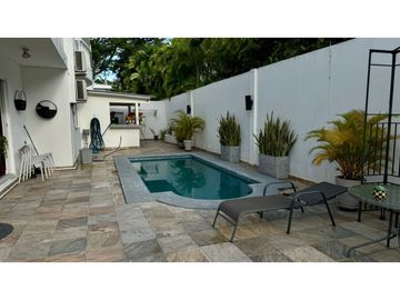 VENTA  DE CASA DUPLEX CON BALCON EN ZONA EXCLUSIVA ALTOS DEL GOLF