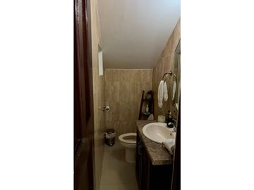VENTA  DE CASA DUPLEX CON BALCON EN ZONA EXCLUSIVA ALTOS DEL GOLF