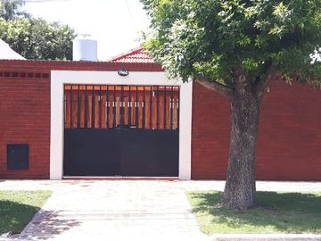 CASA 4 AMBIENTES CON COCHERA Y PILETA EN LANUS