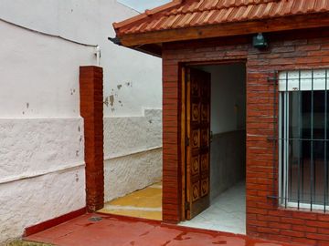 CASA 4 AMBIENTES CON COCHERA Y PILETA EN LANUS