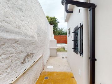 CASA 4 AMBIENTES CON COCHERA Y PILETA EN LANUS