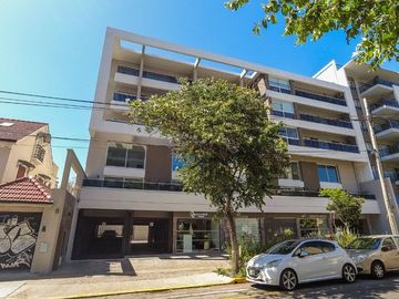 Hermoso 2 amb. bcon al frente cochera y amenities