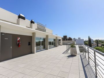 Hermoso 2 amb. bcon al frente cochera y amenities