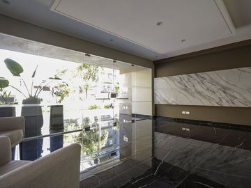 Hermoso 2 amb. bcon al frente cochera y amenities