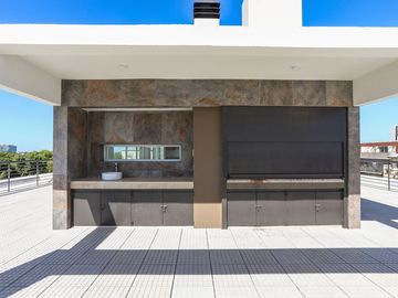 Hermoso 2 amb. bcon al frente cochera y amenities