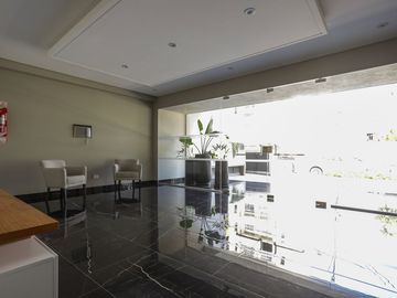 Hermoso 2 amb. bcon al frente cochera y amenities