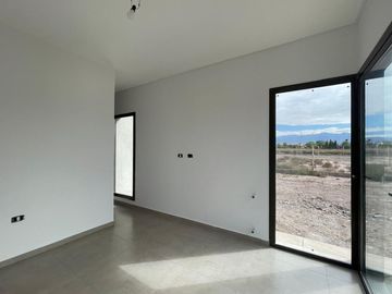 Casa estilo minimalista Bº La Quebrada Lujan