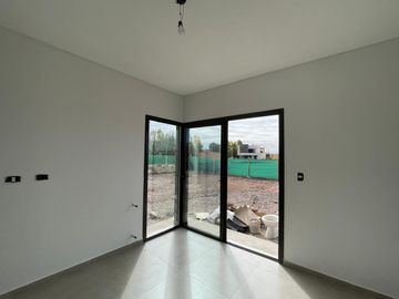 Casa estilo minimalista Bº La Quebrada Lujan