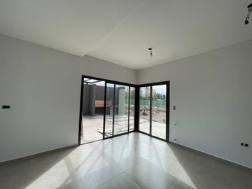 Casa estilo minimalista Bº La Quebrada Lujan