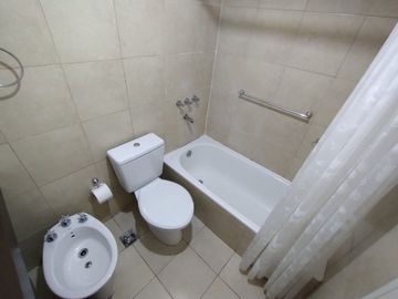 Divino 3 Amb. con gran Balcón, Patio y Pileta.