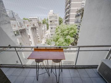 Monoambiente con cochera y balcón en Belgrano