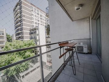Monoambiente con cochera y balcón en Belgrano