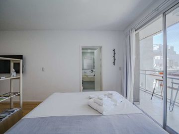 Monoambiente con cochera y balcón en Belgrano