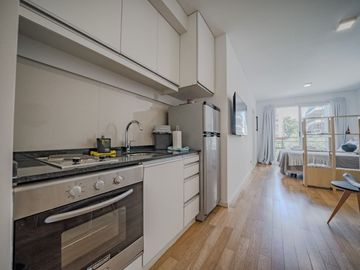 Monoambiente con cochera y balcón en Belgrano