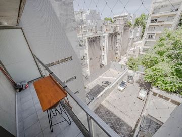 Monoambiente con cochera y balcón en Belgrano