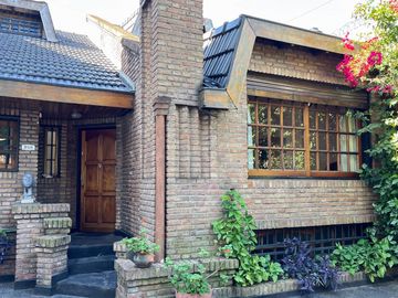 VENTA CASA 5 AMBIENTES PISCINA COCHERA QUINCHO