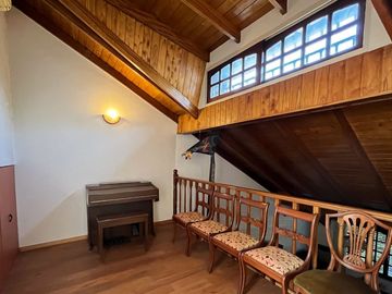 VENTA CASA 5 AMBIENTES PISCINA COCHERA QUINCHO
