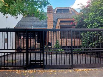 VENTA CASA 5 AMBIENTES PISCINA COCHERA QUINCHO