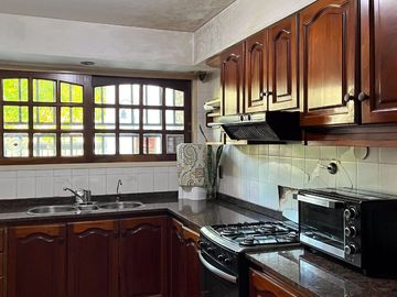 VENTA CASA 5 AMBIENTES PISCINA COCHERA QUINCHO