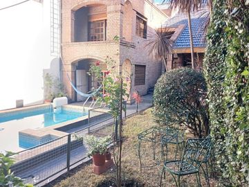 VENTA CASA 5 AMBIENTES PISCINA COCHERA QUINCHO