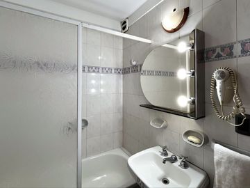 VENTA CASA 5 AMBIENTES PISCINA COCHERA QUINCHO
