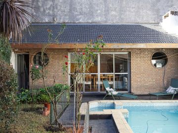 VENTA CASA 5 AMBIENTES PISCINA COCHERA QUINCHO