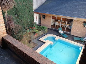 VENTA CASA 5 AMBIENTES PISCINA COCHERA QUINCHO