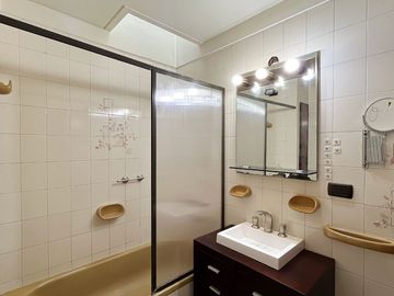 VENTA CASA 5 AMBIENTES PISCINA COCHERA QUINCHO
