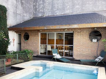 VENTA CASA 5 AMBIENTES PISCINA COCHERA QUINCHO