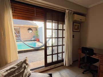 VENTA CASA 5 AMBIENTES PISCINA COCHERA QUINCHO