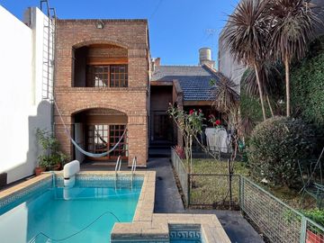 VENTA CASA 5 AMBIENTES PISCINA COCHERA QUINCHO