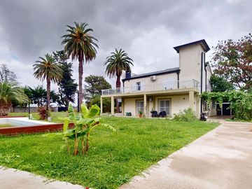 CASA DE 5 DORM. EN VENTA LA PLATA- PILETA Y PARQUE