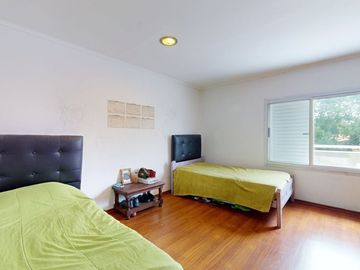 CASA DE 5 DORM. EN VENTA LA PLATA- PILETA Y PARQUE