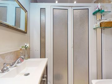 CASA DE 5 DORM. EN VENTA LA PLATA- PILETA Y PARQUE