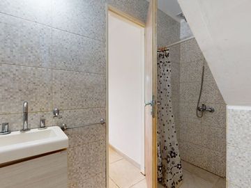 CASA DE 5 DORM. EN VENTA LA PLATA- PILETA Y PARQUE