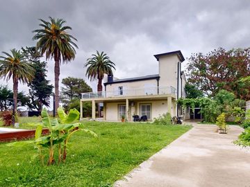 CASA DE 5 DORM. EN VENTA LA PLATA- PILETA Y PARQUE