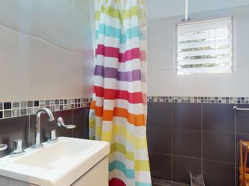 CASA DE 5 DORM. EN VENTA LA PLATA- PILETA Y PARQUE